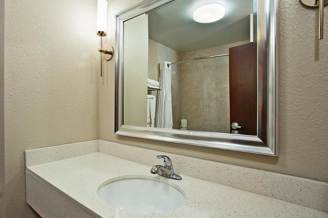 Holiday Inn Express & Suites Springfield By Ihg Exterior photo